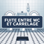 Fuite entre WC et carrelage vue salle de bains, flaque au pied des toilettes