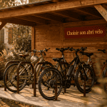 abris velo bois avec velos attaches en jardin