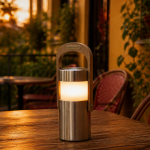 Lampe à pile métal et bois sur terrasse