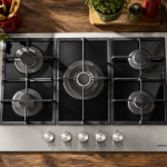plaque de cuisson gaz 5 feux facile à nettoyer verre inox entretien
