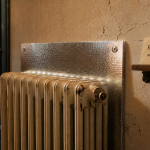 Aluminium pour radiateur : panneau réfléchissant derrière un radiateur en fonte