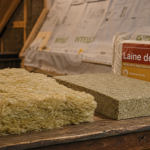 Différence entre laine de verre et laine de roche : panneaux de laine minérale en chantier de rénovation