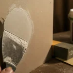Reboucher trou scie cloche placo : enduit lissé pour rendu invisible