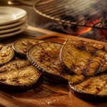 Aubergine au barbecue, tranches de 1 cm grillées, chair fondante au citron-ail