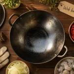 Barbecue wok : wok en acier noirci, légumes et sauce